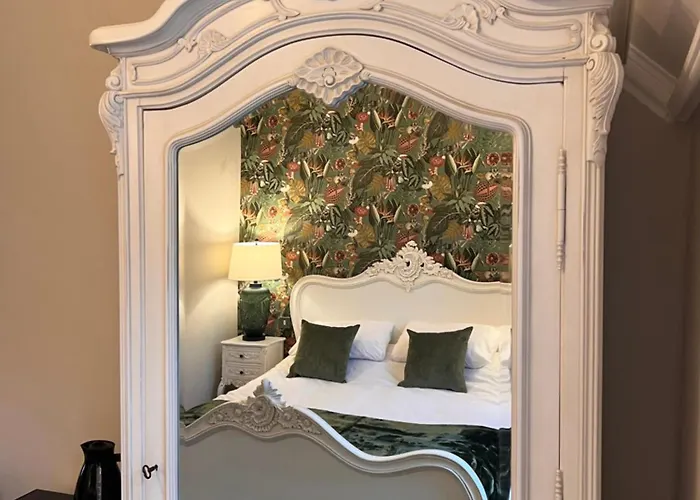 Roomours Hotel With Private Car Park